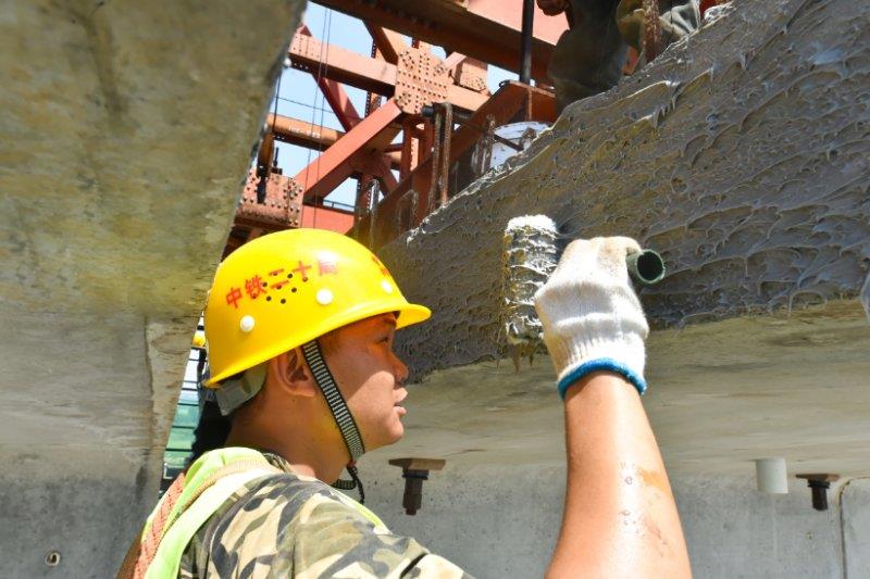 铁路|国内城际铁路最大跨度预制胶接法拼装箱梁首孔施工完成