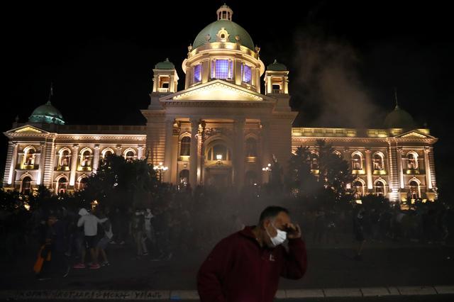 环球时报|疫情反弹塞尔维亚重启封锁令，反对党抗议者深夜闯入议会