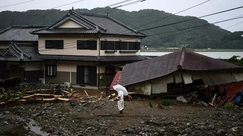 国际社会|法媒:日本西南部暴雨酿洪水泥石流致死52人12人失踪 官员称搜救生命时间不多了