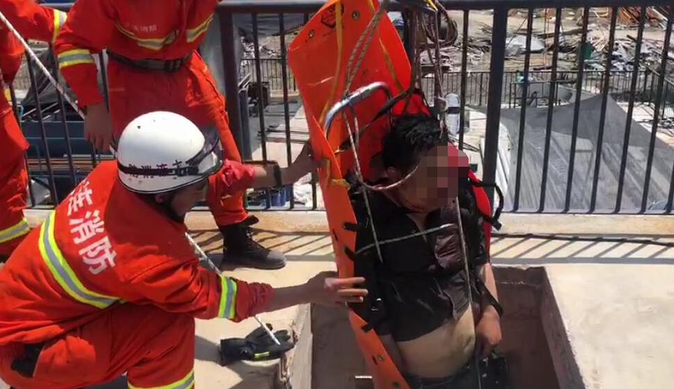水池|危急！工人坠下8米深水池，消防员将其吊了出来