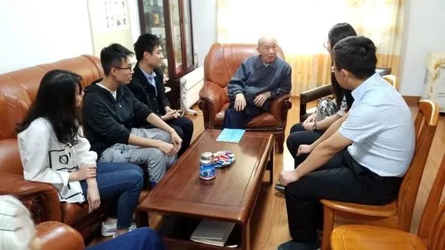 衬衣|95岁院士捐上千万元助学，一件衬衣却穿30年