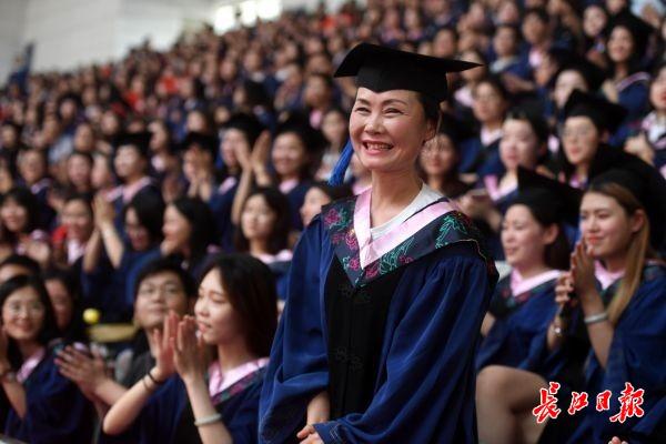 红星|快评丨像考上博士的“陪考妈妈”那样，把生活调到“HARD模式”有何不可