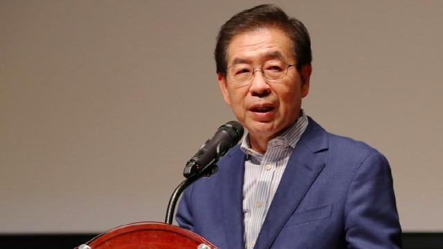 首尔|韩国首尔市长生前最后监控曝光：背黑色背包进入公园 首尔市长朴元淳死亡内幕揭秘：曾涉性骚扰案