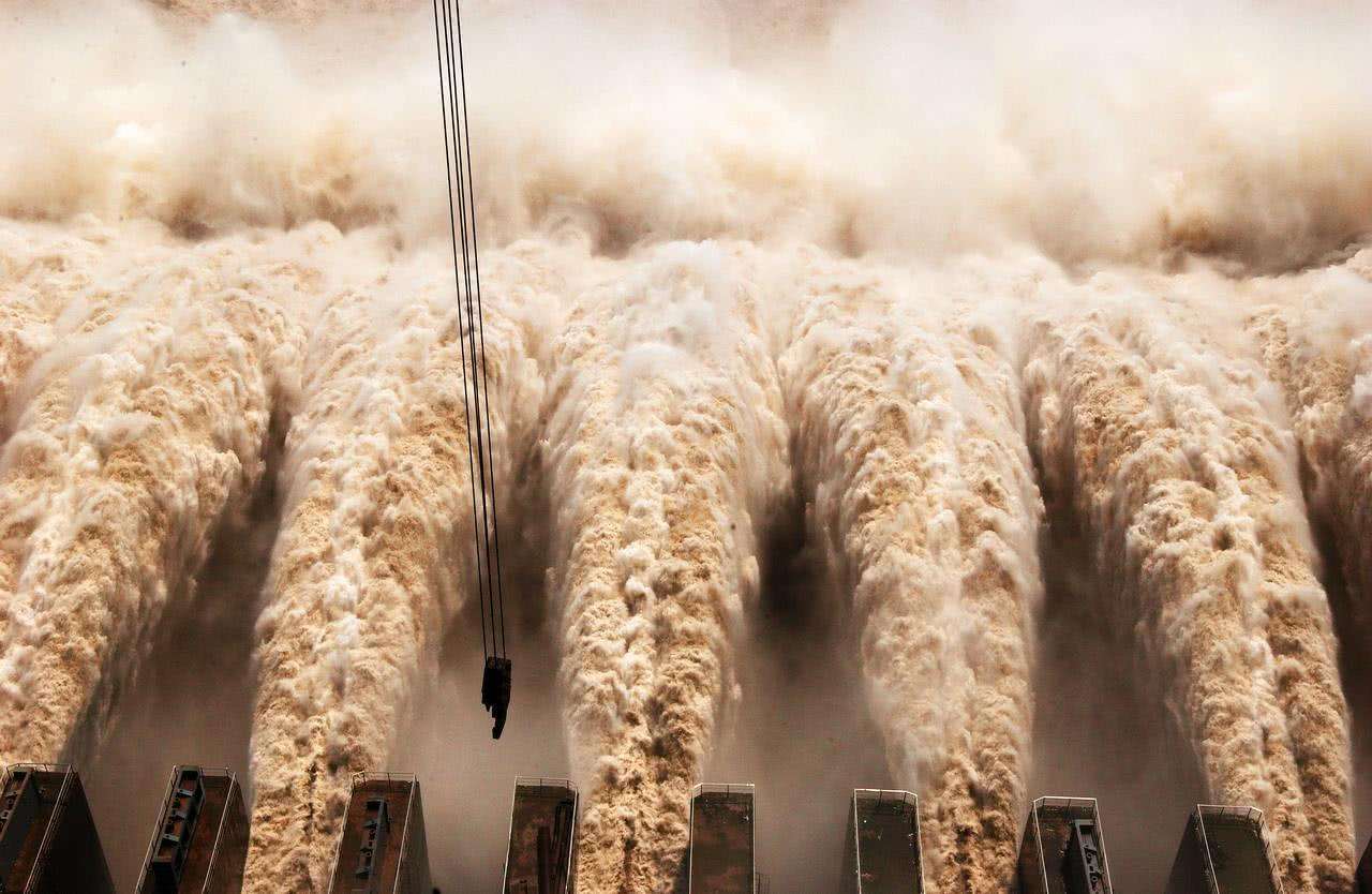 三峡大坝|三峡大坝防洪效果非常好，为什么不在下游多修建几个？