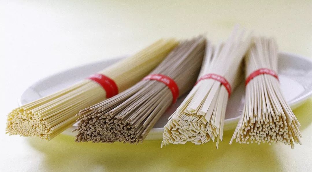 生活|绿豆面、鸡蛋面、荞麦面，这些夏天爱吃的面，在超市应该怎么选