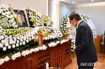 首尔|韩国记者在灵堂问首尔市长性丑闻 遭执政党党首怒斥