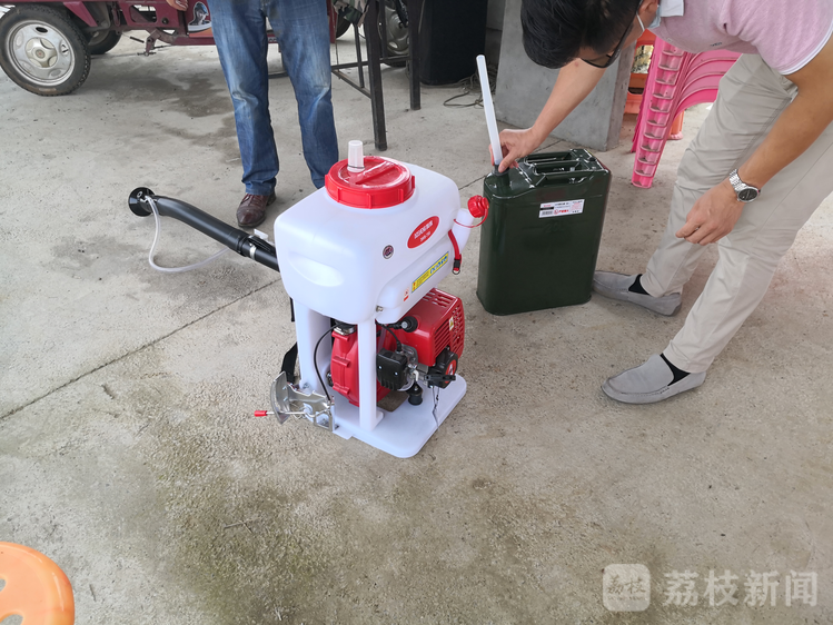 雷军朋友帮助调试农药桶 方文浩摄