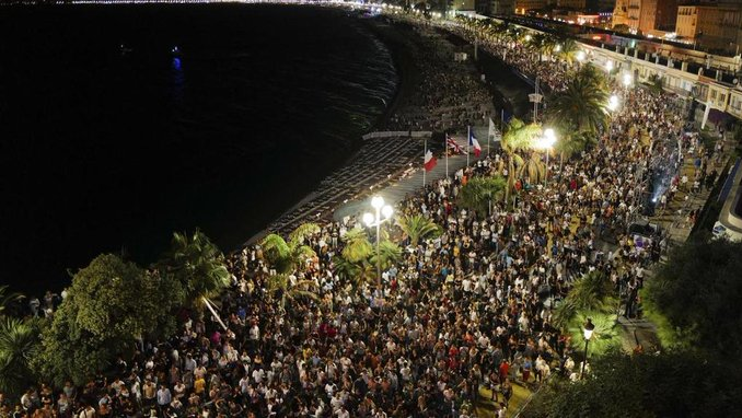 经济日报|法国5000人毫无防护街头蹦迪？网友：疯了吗！