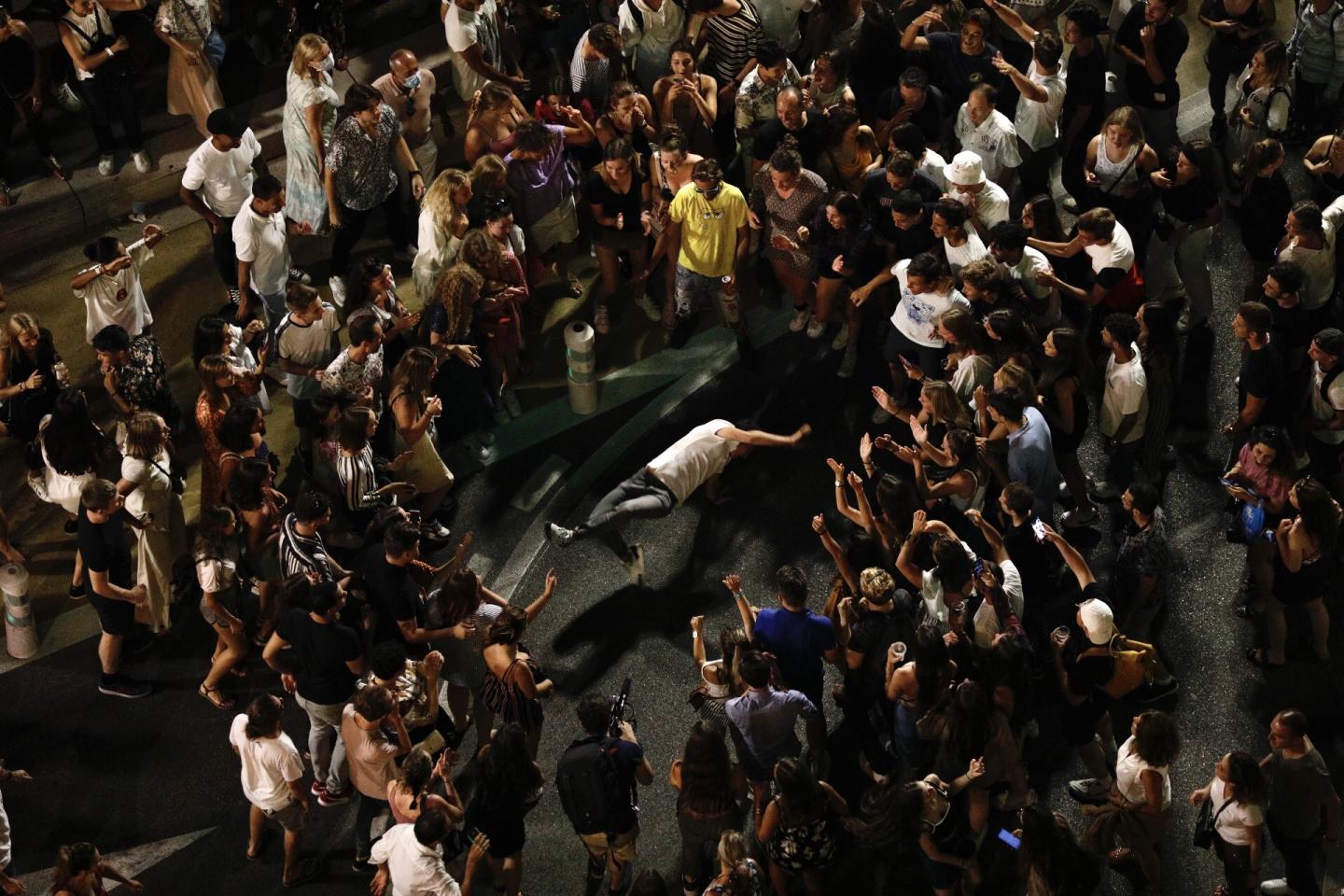 经济日报|法国5000人毫无防护街头蹦迪？网友：疯了吗！