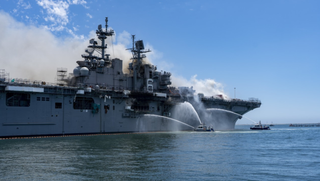 环球时报|美军两栖攻击舰爆炸起火致21伤,官员:可能要烧几天才能灭