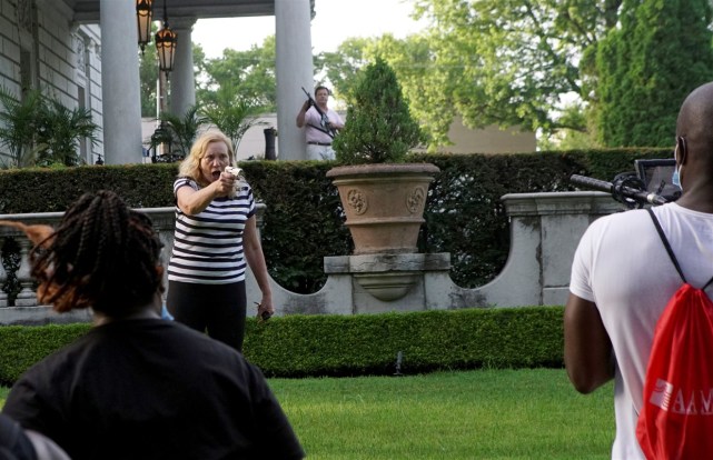 环球时报|因向抗议者挥舞枪支 美国夫妇被警察搜家 步枪遭没收