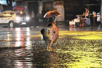 暴雨|暴雨天步行、骑车、驾车，如何保证安全？（大人、孩子都用得上）｜特别关注
