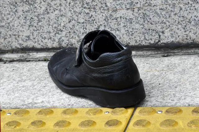 环球时报|文在寅突遭鞋击！扔鞋男子被警察带走