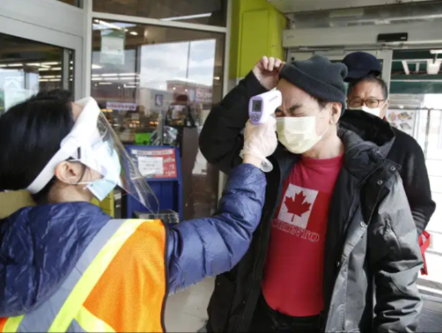 国际社会|在华人超市对员工大喊“滚回中国” 的加拿大男子去警局自首
