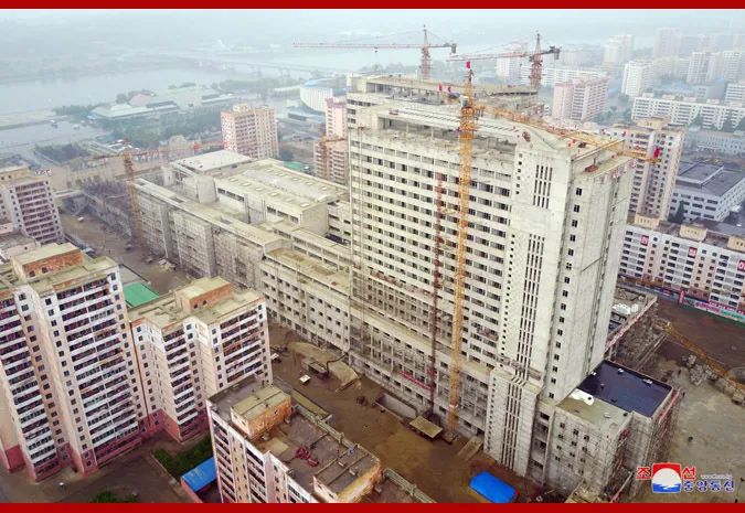 平壤|金正恩视察平壤综合医院建设工地，对干部提出严厉批评