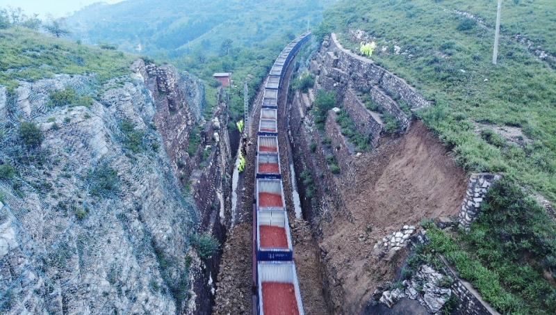 时政|雨夜巡线遇塌方 连夜抢险保开通