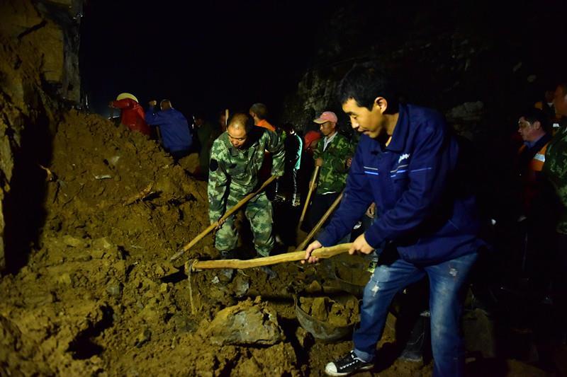 时政|雨夜巡线遇塌方 连夜抢险保开通