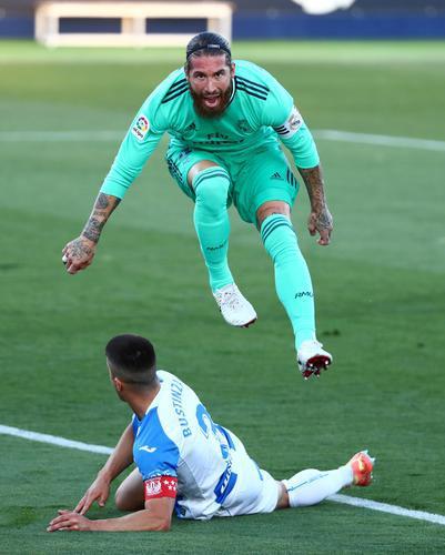 拉莫斯（上）庆祝进球 /新华社