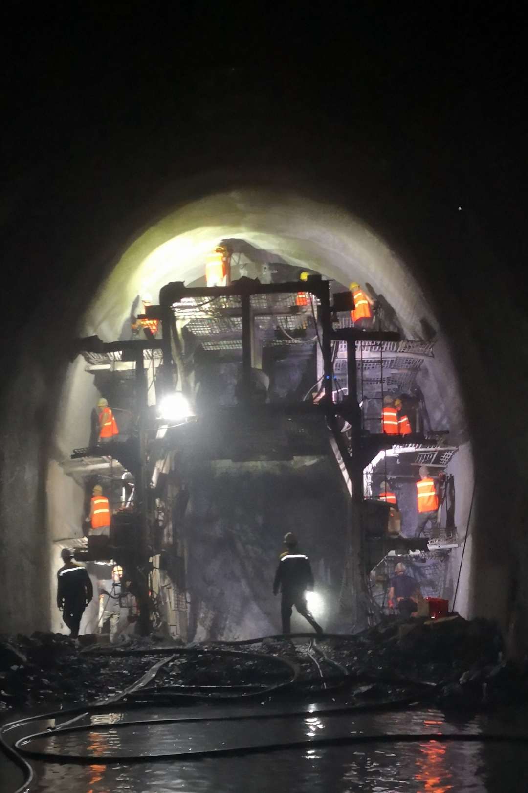 中老铁路|中老铁路会富莱隧道顺利贯通