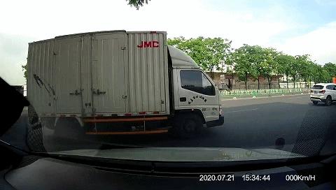 社会|司机刚启动车子，突然从车底传出一声尖叫！