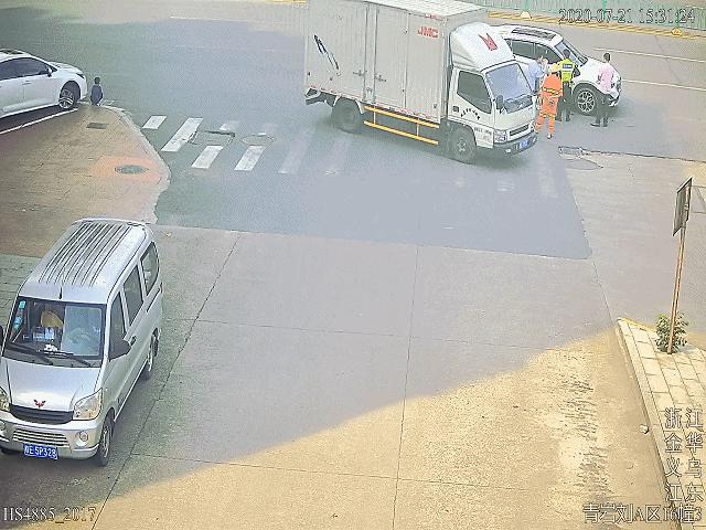 社会|司机刚启动车子，突然从车底传出一声尖叫！