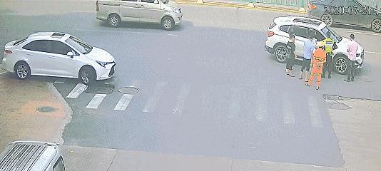 社会|司机刚启动车子，突然从车底传出一声尖叫！