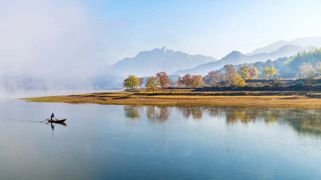风景优美的景点和令人浮想联翩的传说故事与山水相映成趣,使拥有平湖