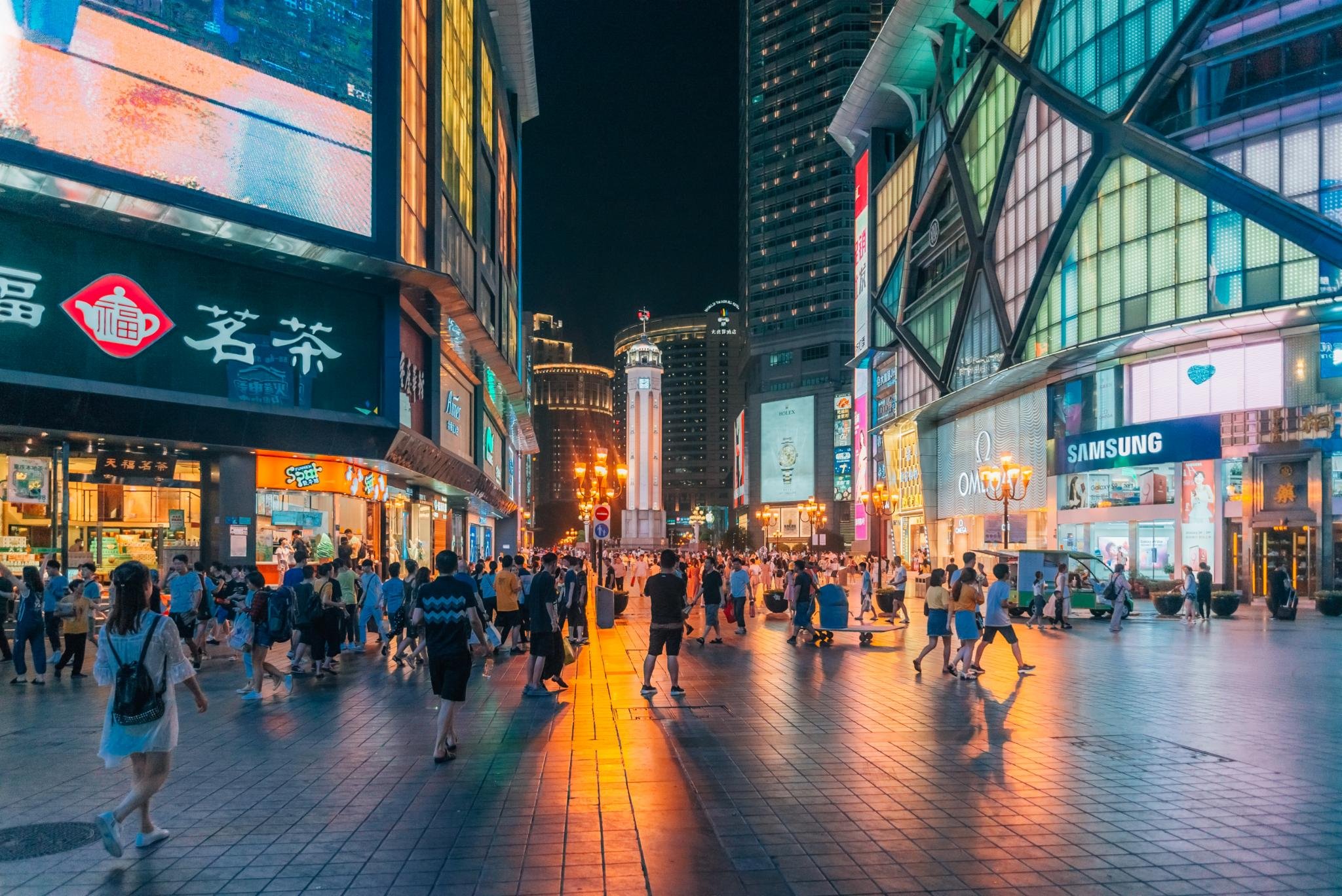 这里有数量众多的百货公司,酒店,饭店等,是重庆购物,美食和走走逛逛的