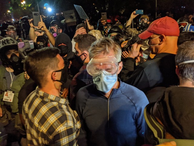 环球时报|混战加剧？美波特兰市长被催泪弹击中，3名警员遭激光照射恐失明