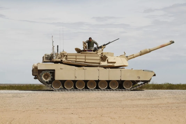 99式主战坦克|一次主炮误击让人看清美军M1A2的强大，但幸亏99式不像俄制坦克！