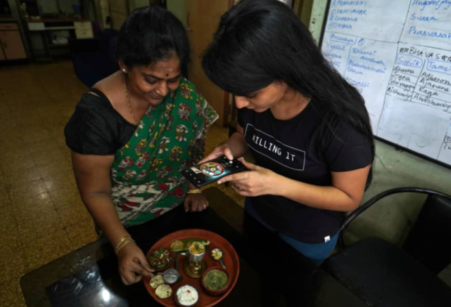 国际社会|14岁辍学、常拍视频自嘲贫穷，印度禁止TikTok，这位小镇网红哭了
