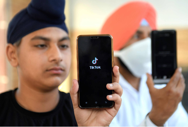 国际社会|14岁辍学、常拍视频自嘲贫穷，印度禁止TikTok，这位小镇网红哭了