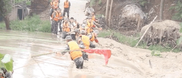 病床|被洪水卷走负伤的战士醒了!病床前这一幕让网友泪奔