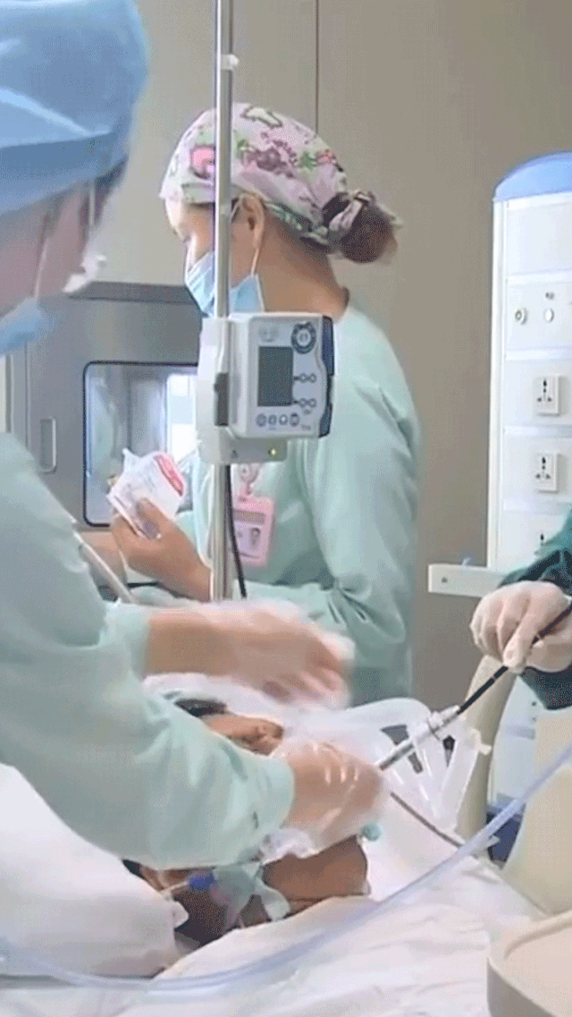 病床|被洪水卷走负伤的战士醒了!病床前这一幕让网友泪奔