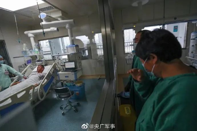 病床|被洪水卷走负伤的战士醒了!病床前这一幕让网友泪奔