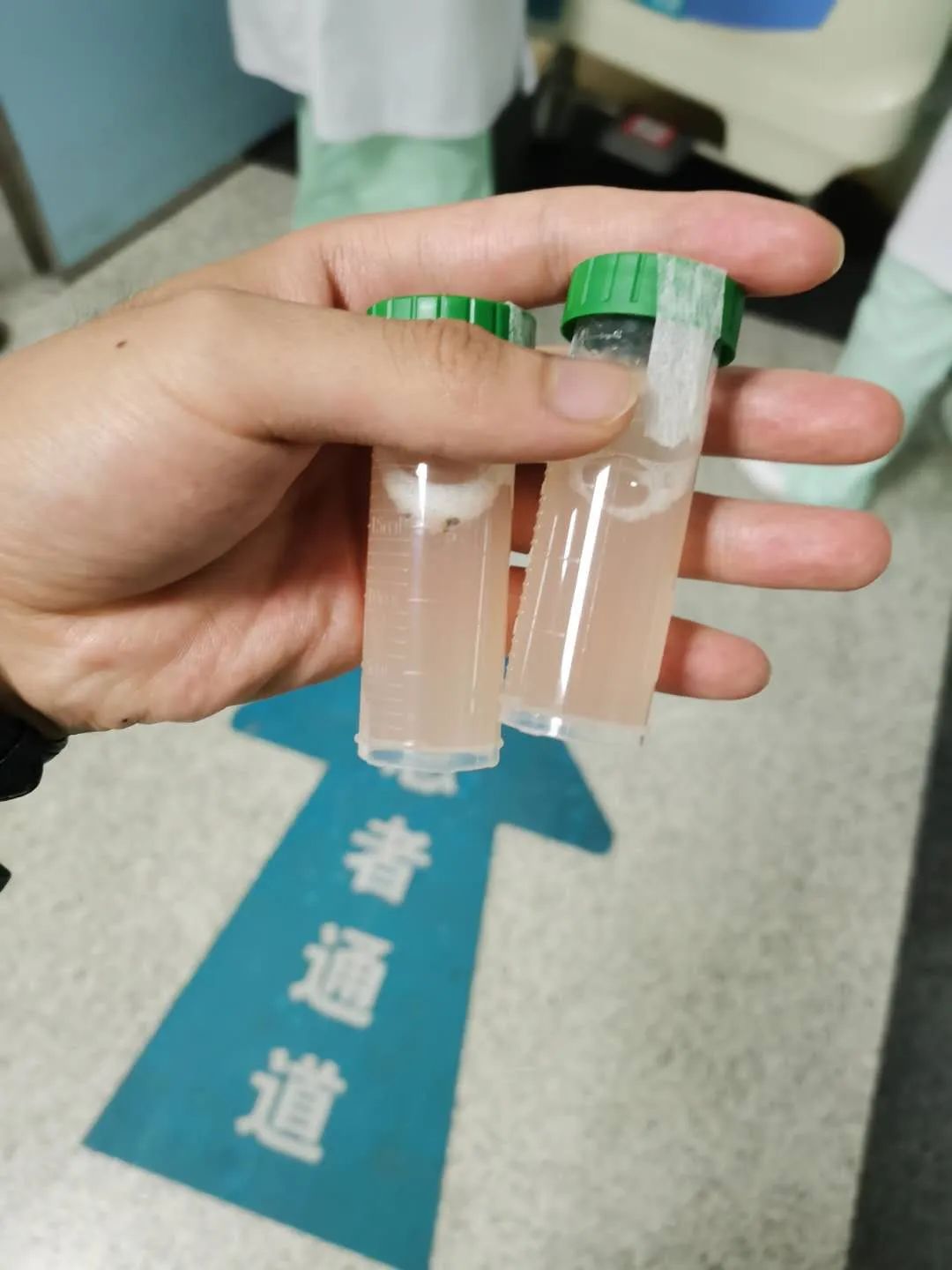 病床|被洪水卷走负伤的战士醒了!病床前这一幕让网友泪奔