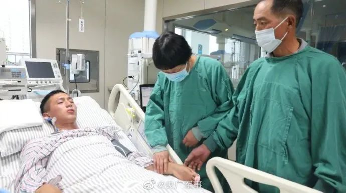 病床|被洪水卷走负伤的战士醒了!病床前这一幕让网友泪奔