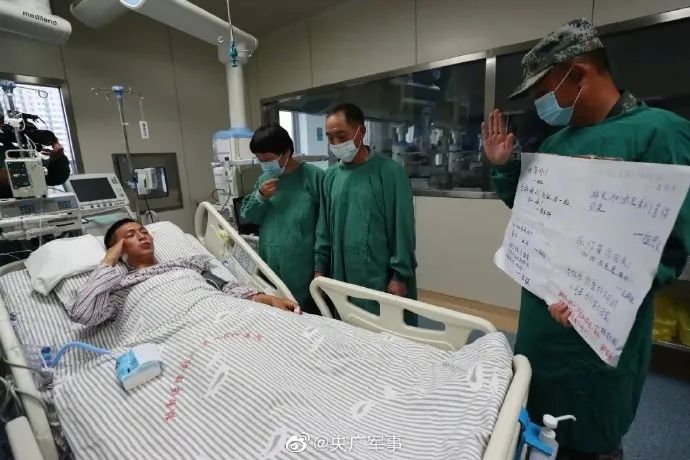 病床|被洪水卷走负伤的战士醒了!病床前这一幕让网友泪奔