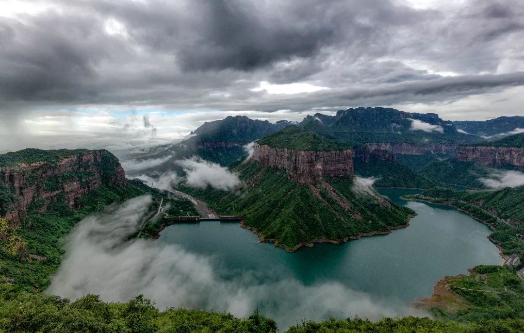 归若是登上山顶向远处看去群峰也随之千变万化,宛如仙境云海不断流动