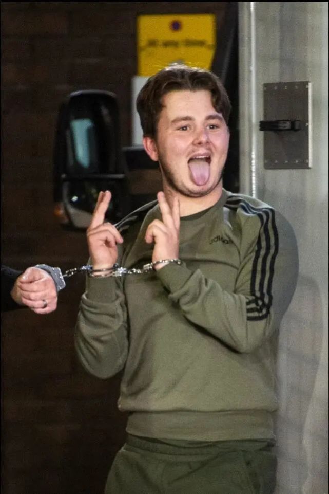 法律|三名青少年杀警后获轻判，冲记者扮鬼脸