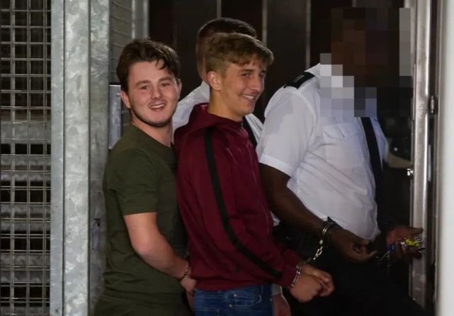 法律|三名青少年杀警后获轻判，冲记者扮鬼脸