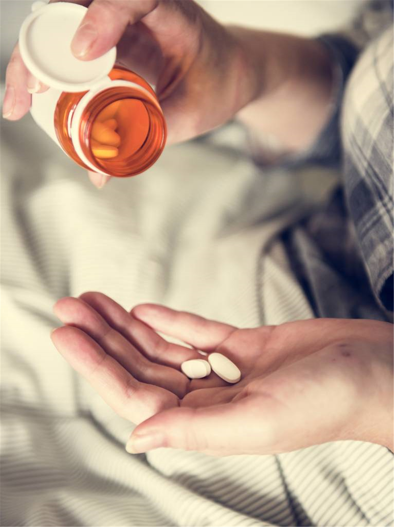 安眠药|习惯性熬夜，为了早睡吃安眠药可以吗？