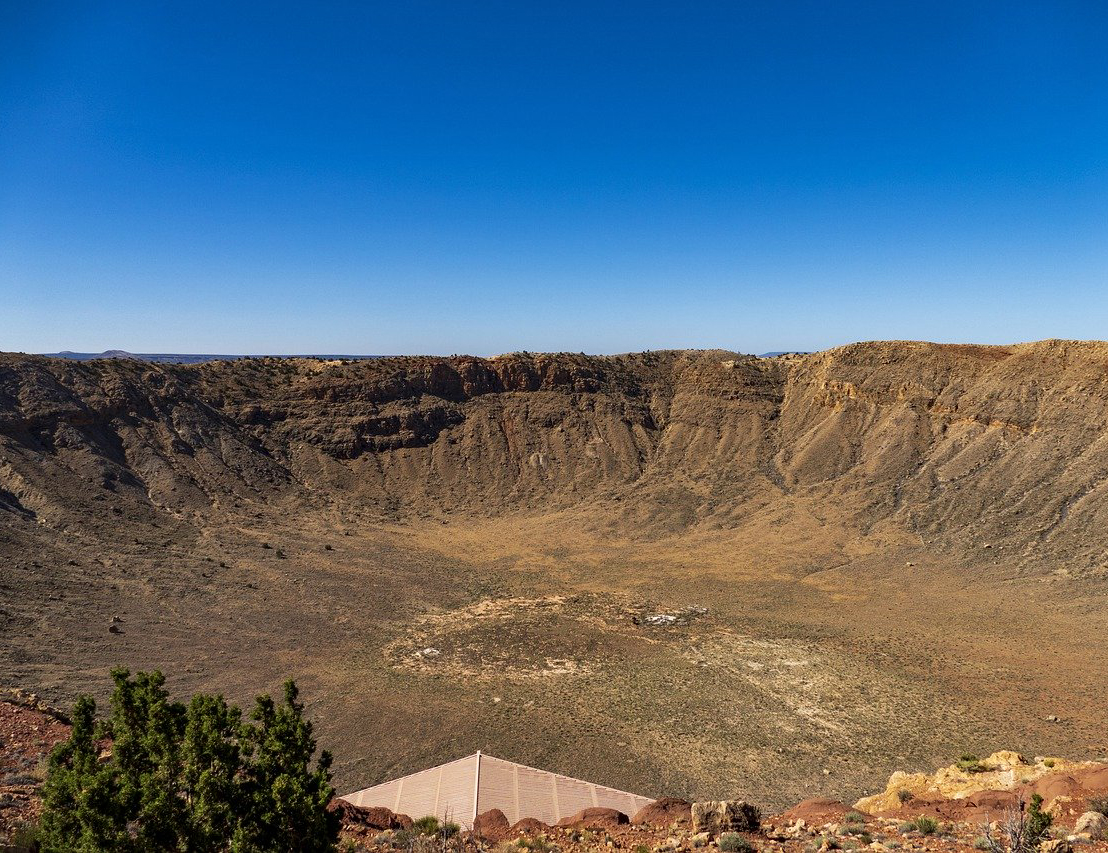 陨石坑|月球表面遍布陨石坑，为何只见坑不见陨石，坑的数量还会增加吗？