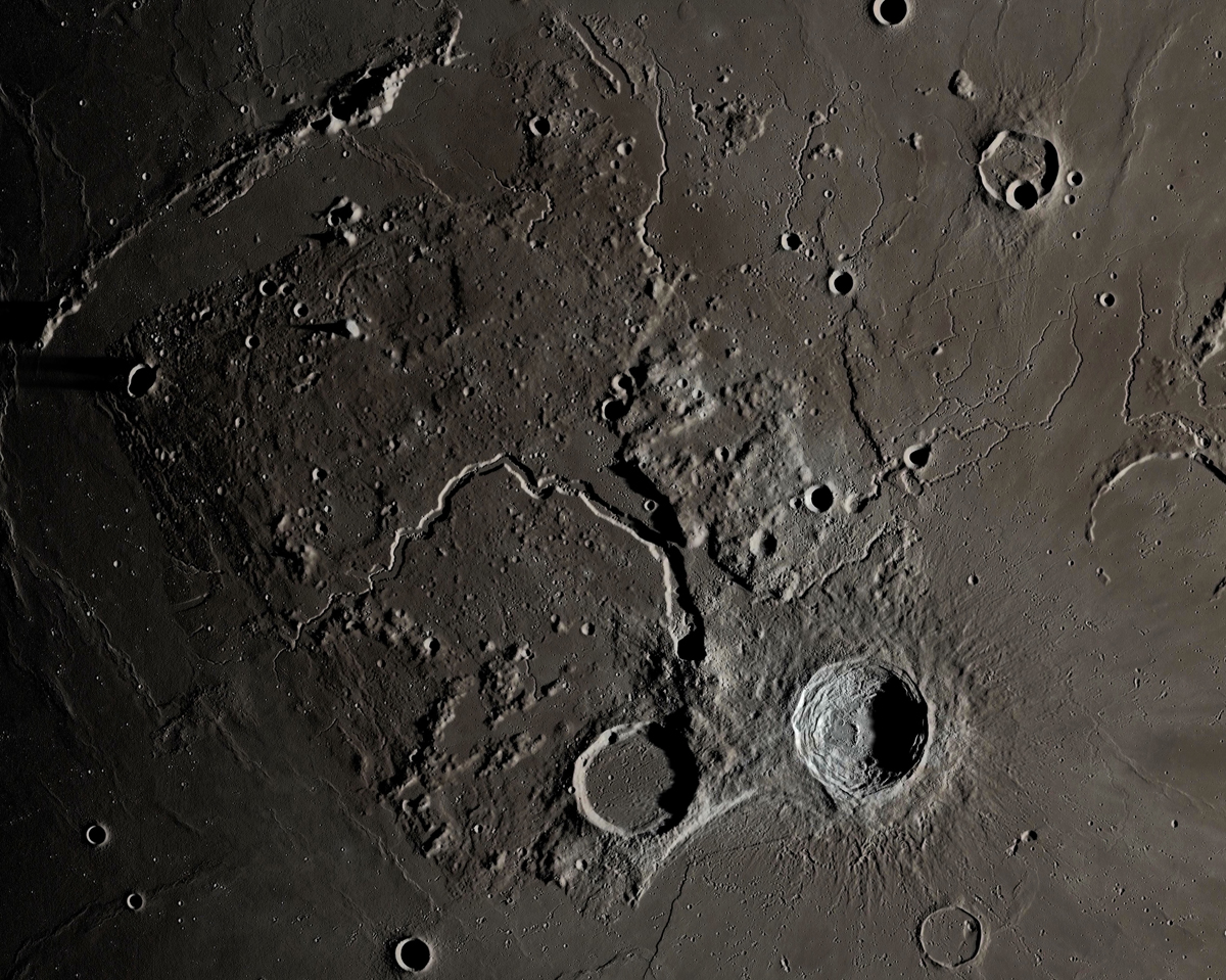 陨石坑|月球表面遍布陨石坑，为何只见坑不见陨石，坑的数量还会增加吗？