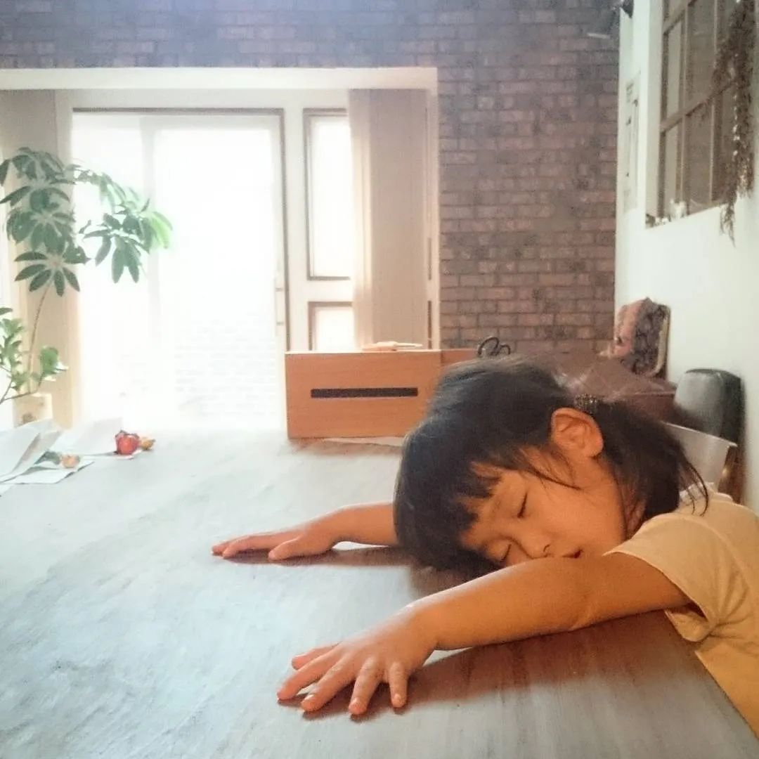 视觉志|“看看一个女孩睡觉的100种姿势”｜百家故事