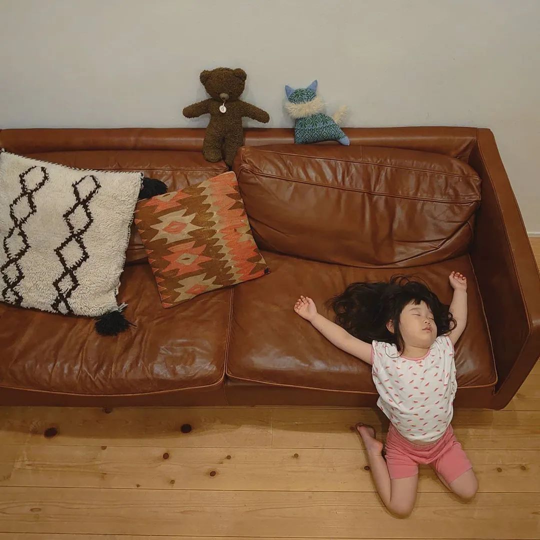 视觉志|“看看一个女孩睡觉的100种姿势”｜百家故事