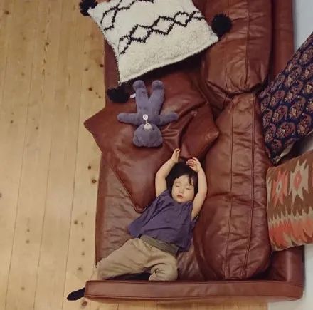 视觉志|“看看一个女孩睡觉的100种姿势”｜百家故事