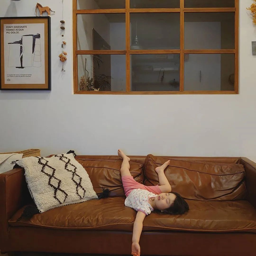 视觉志|“看看一个女孩睡觉的100种姿势”｜百家故事