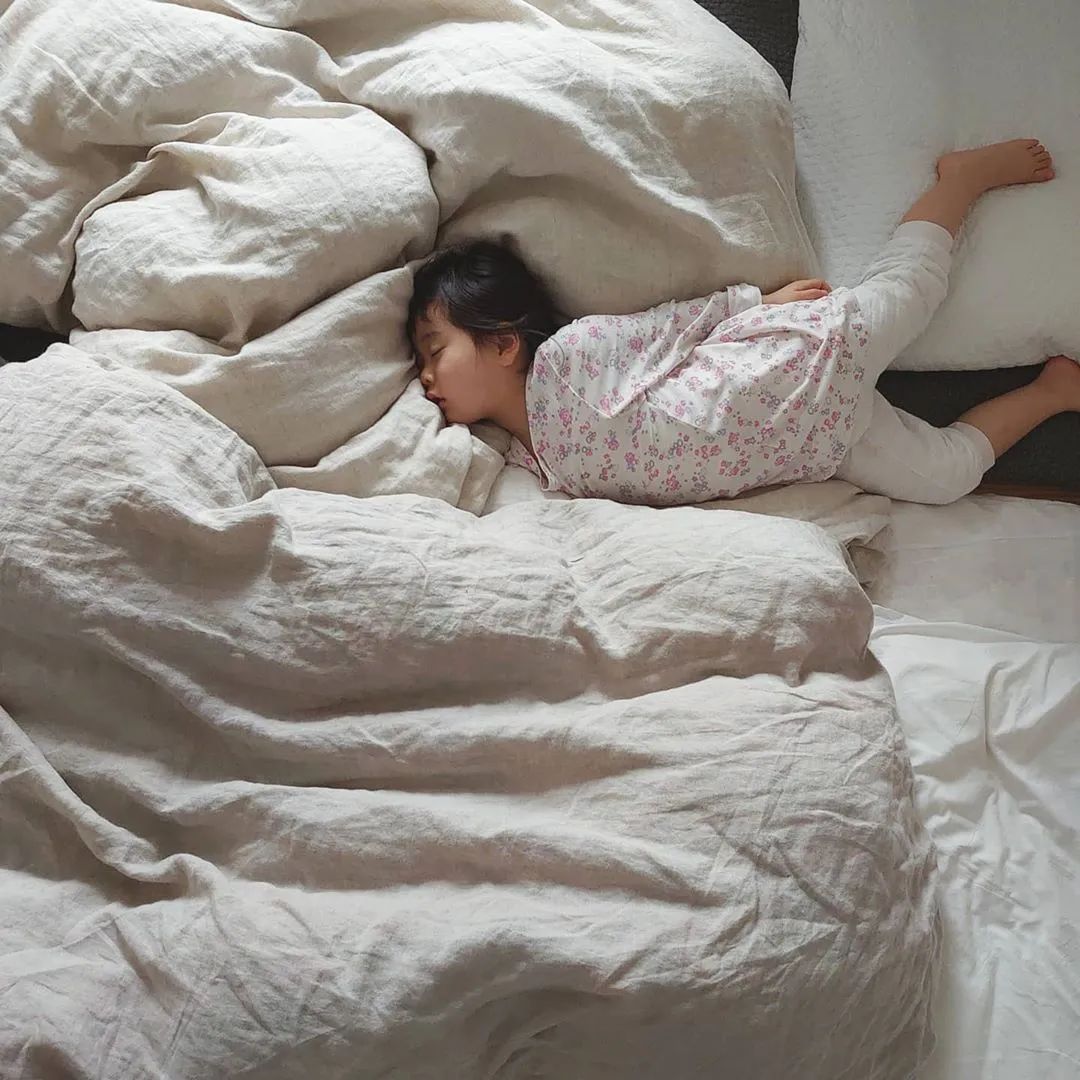 视觉志|“看看一个女孩睡觉的100种姿势”｜百家故事