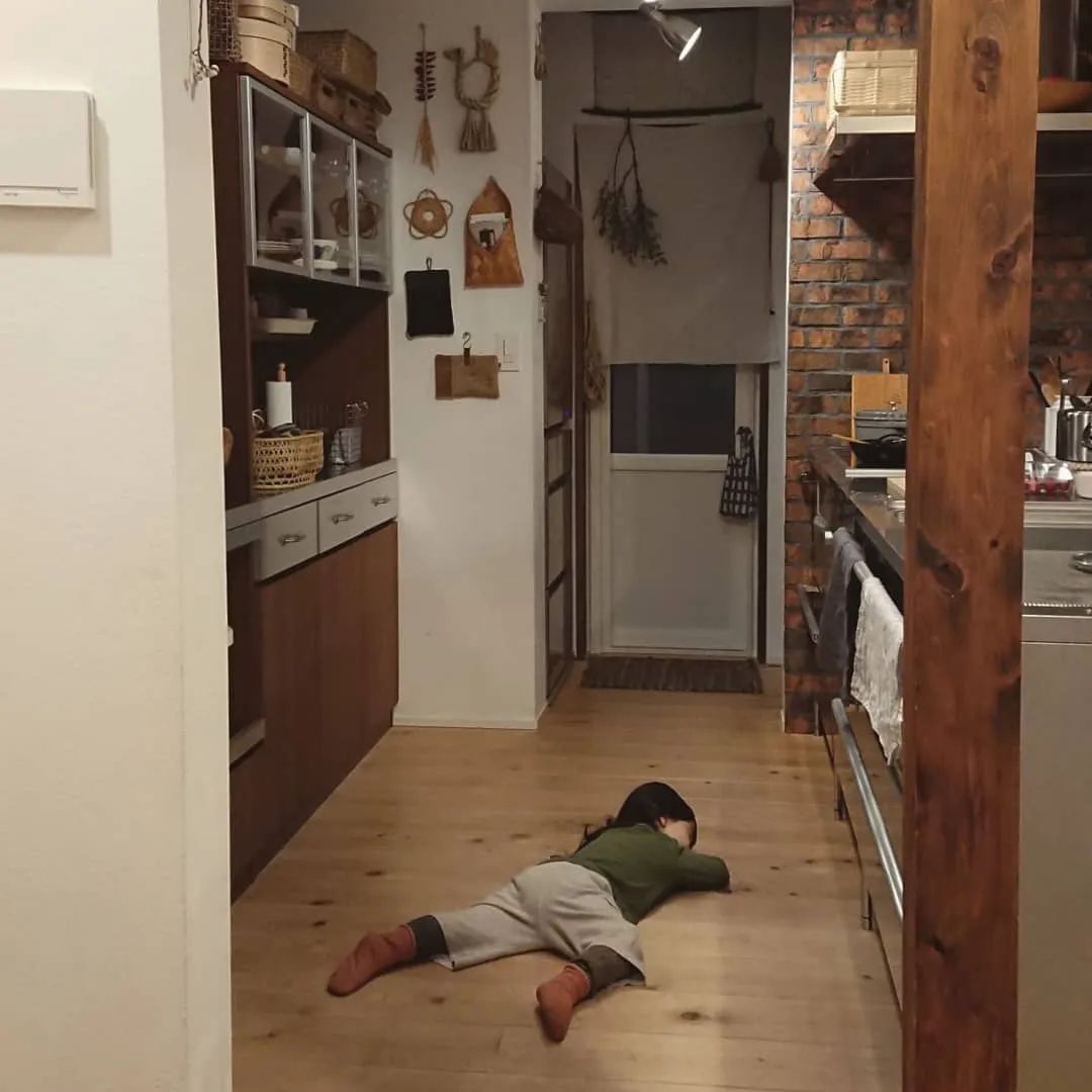 视觉志|“看看一个女孩睡觉的100种姿势”｜百家故事